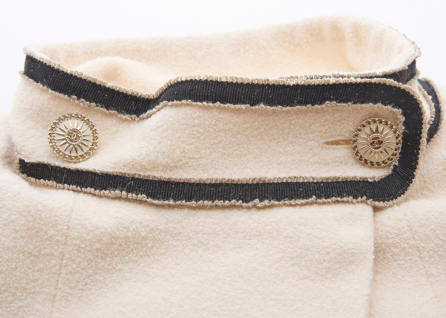 CHANEL Langer Mantel, Coco-Knopf, Woll-Nylon-Seiden-Mischung, Elfenbein, goldfarbene Metallteile, gebraucht