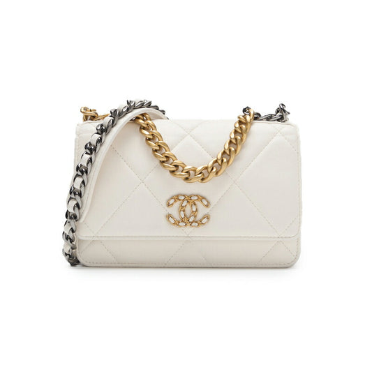 CHANEL Chain Wallet Matelasse Lambskin White Gold-Tone Hardware Pre-Owned - Vintage La Charme