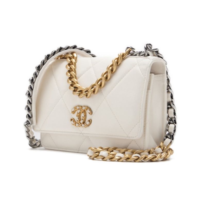 CHANEL Chain Wallet Matelasse Lambskin White Gold-Tone Hardware Pre-Owned - Vintage La Charme