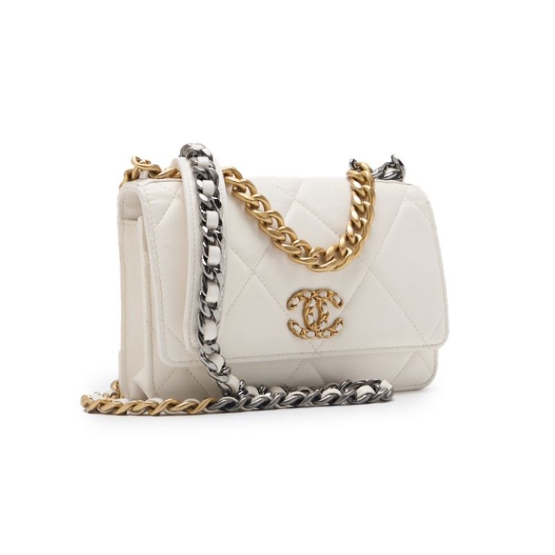 CHANEL Chain Wallet Matelasse Lambskin White Gold-Tone Hardware Pre-Owned - Vintage La Charme