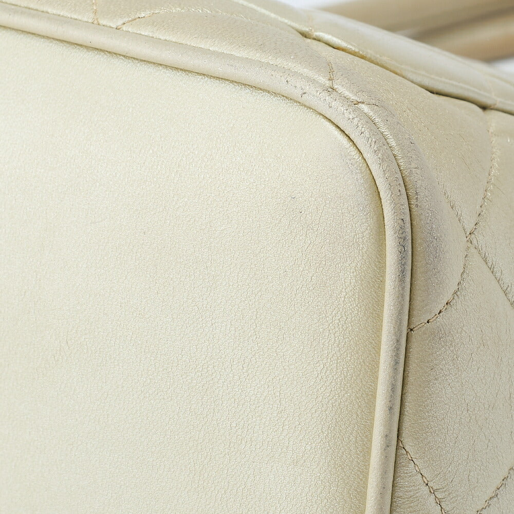 CHANEL Shoulder Bag Tote Bag Matelasse Lambskin White Gold-Tone Hardware Pre-Owned - Vintage La Charme