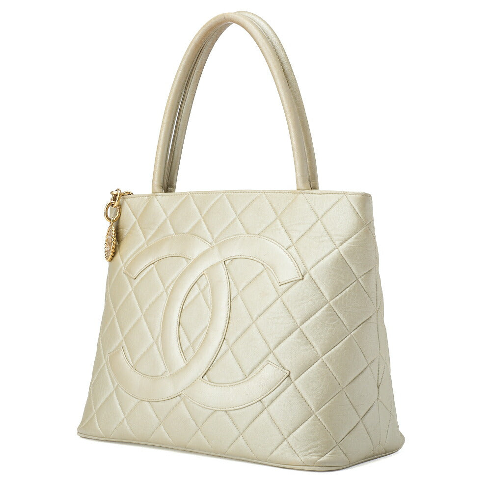 CHANEL Shoulder Bag Tote Bag Matelasse Lambskin White Gold-Tone Hardware Pre-Owned - Vintage La Charme