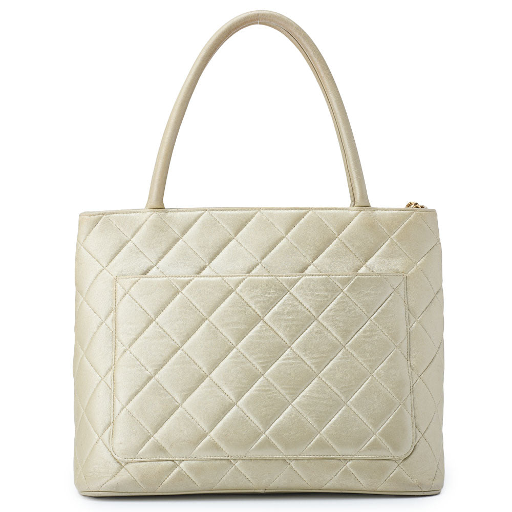 CHANEL Shoulder Bag Tote Bag Matelasse Lambskin White Gold-Tone Hardware Pre-Owned - Vintage La Charme