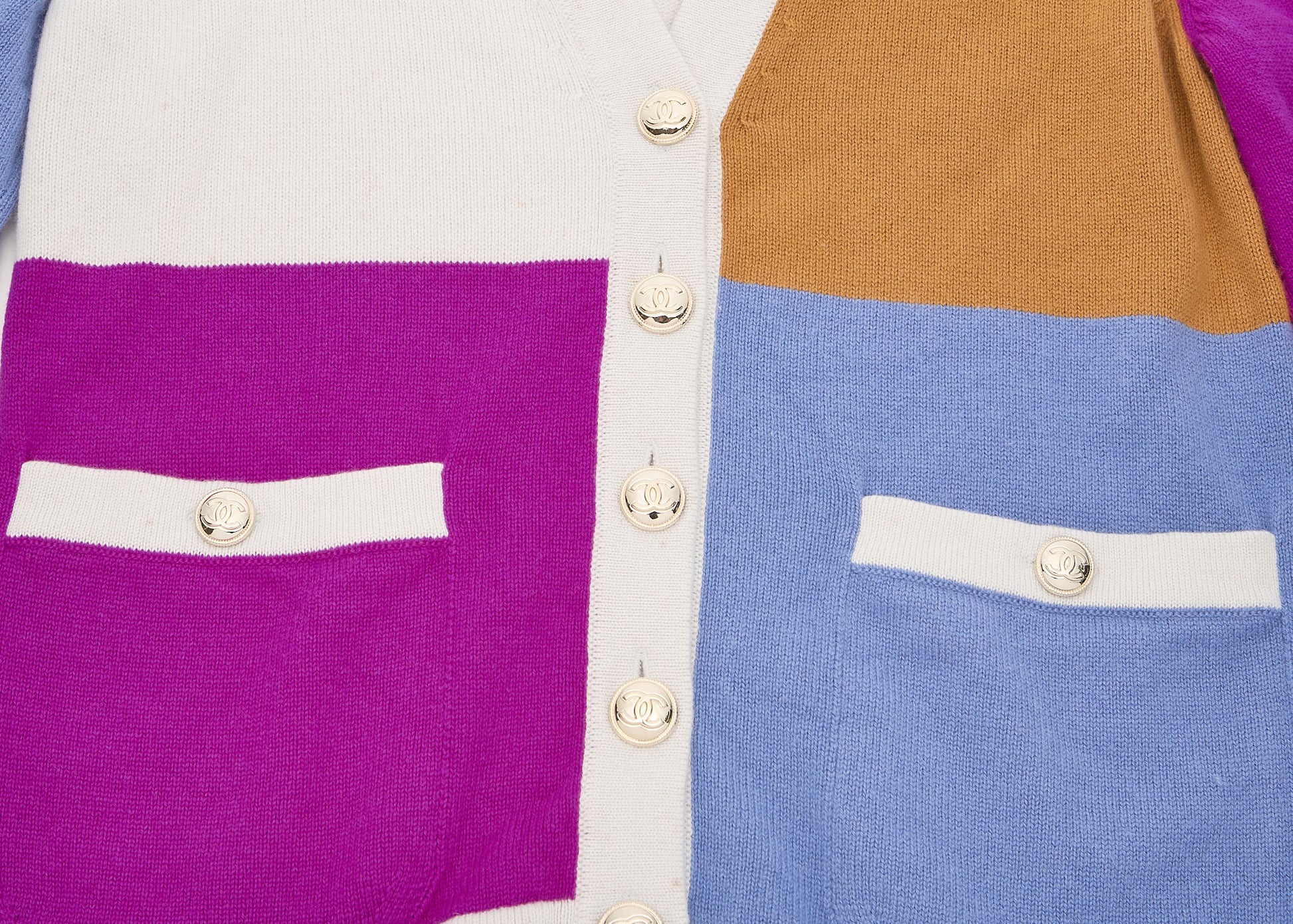 CHANEL Cardigan Long Sleeve Knit Cut-and-Sew Cashmere Ivory Gold-Tone Hardware Pre-Owned - Vintage La Charme