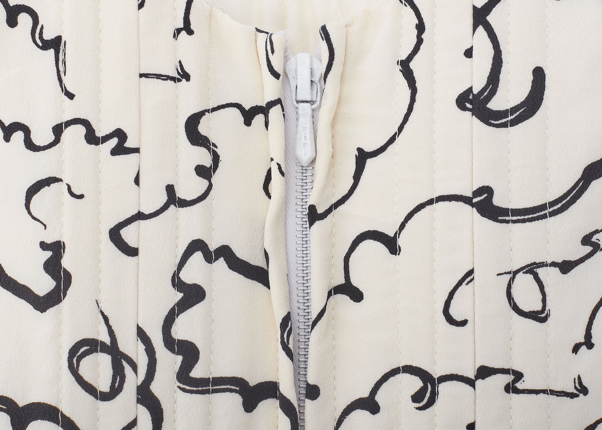 CHANEL Camisole T-Shirt Total Pattern Corset Ivory Fabric Gold-Tone Hardware Pre-Owned - Vintage La Charme