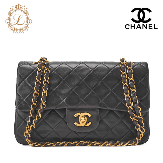 CHANEL Kette Schultertasche Matelassé Doppelklappe Lammleder Goldfarben Goldfarbene Hardware Gebraucht
