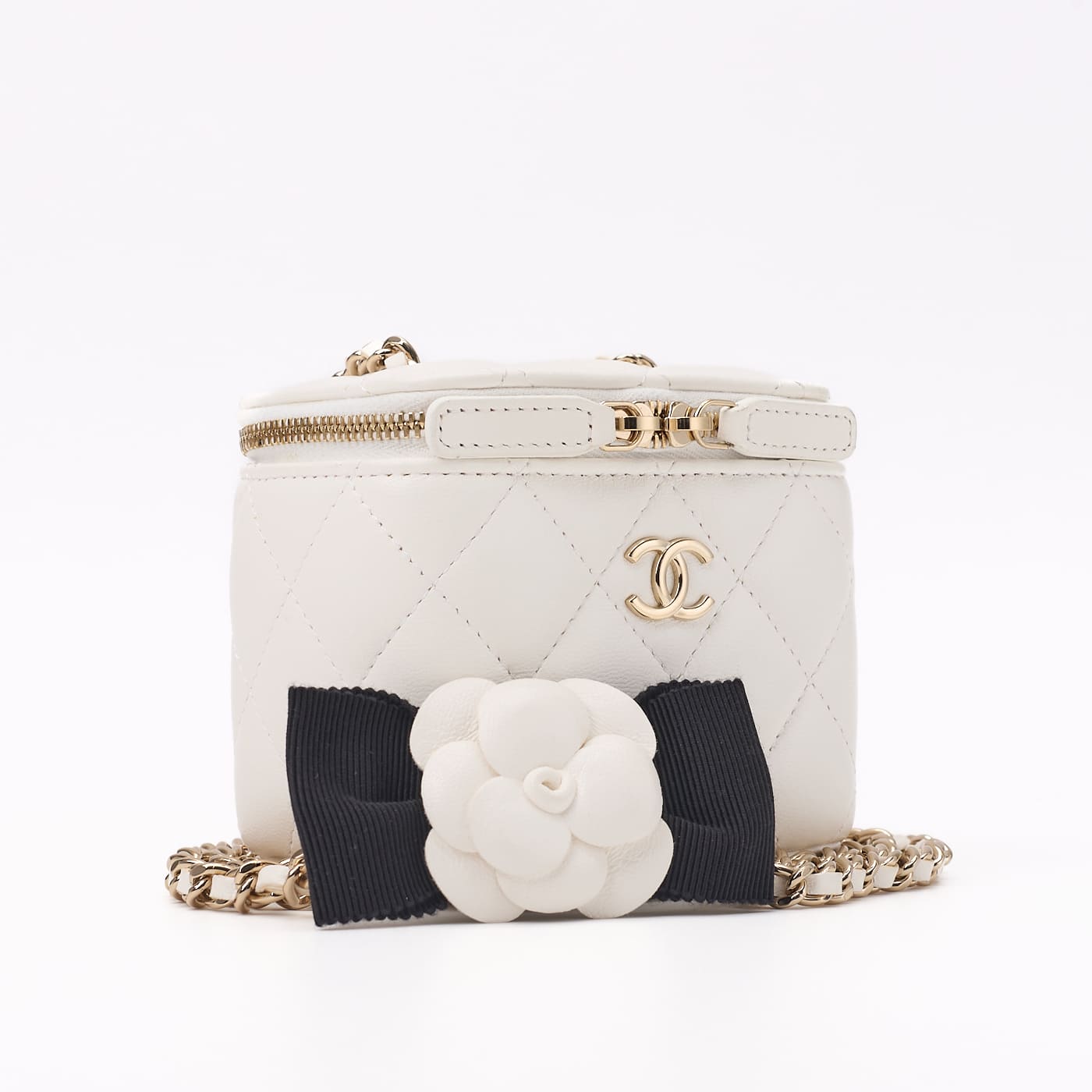 CHANEL Shoulder Bag Matelasse Camellia Chain Shoulder Lambskin White Gold-Tone Hardware Pre-Owned - Vintage La Charme