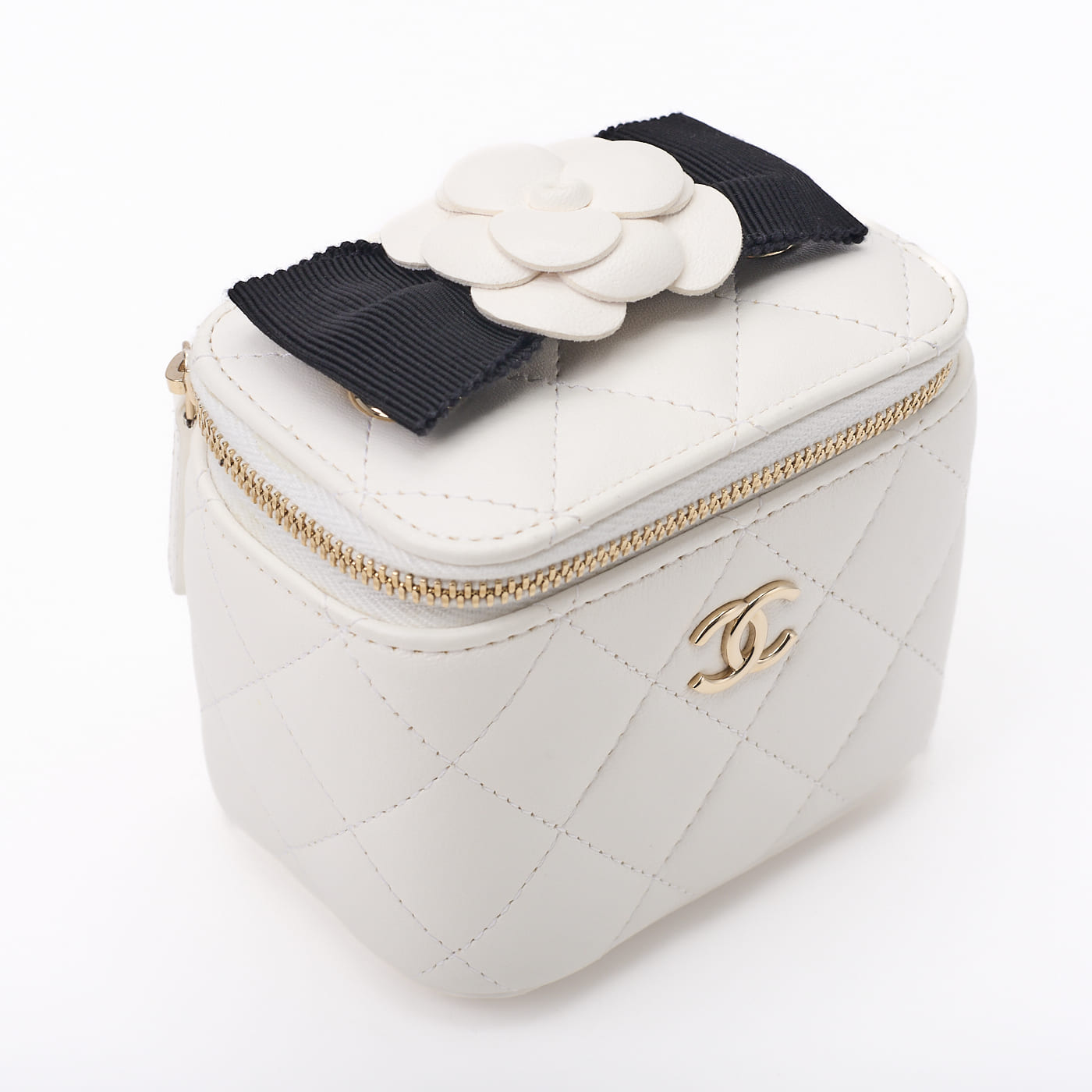 CHANEL Shoulder Bag Matelasse Camellia Chain Shoulder Lambskin White Gold-Tone Hardware Pre-Owned - Vintage La Charme