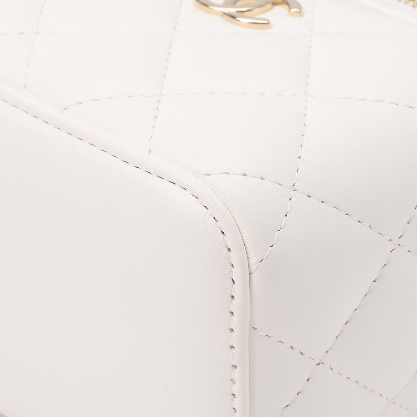 CHANEL Shoulder Bag Matelasse Camellia Chain Shoulder Lambskin White Gold-Tone Hardware Pre-Owned - Vintage La Charme