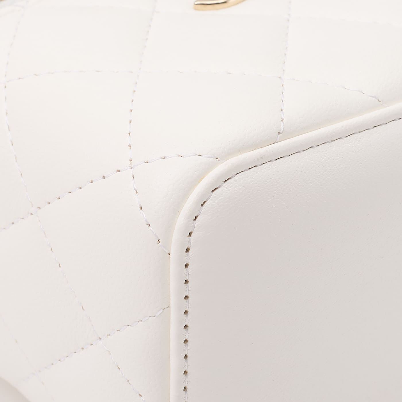 CHANEL Shoulder Bag Matelasse Camellia Chain Shoulder Lambskin White Gold-Tone Hardware Pre-Owned - Vintage La Charme