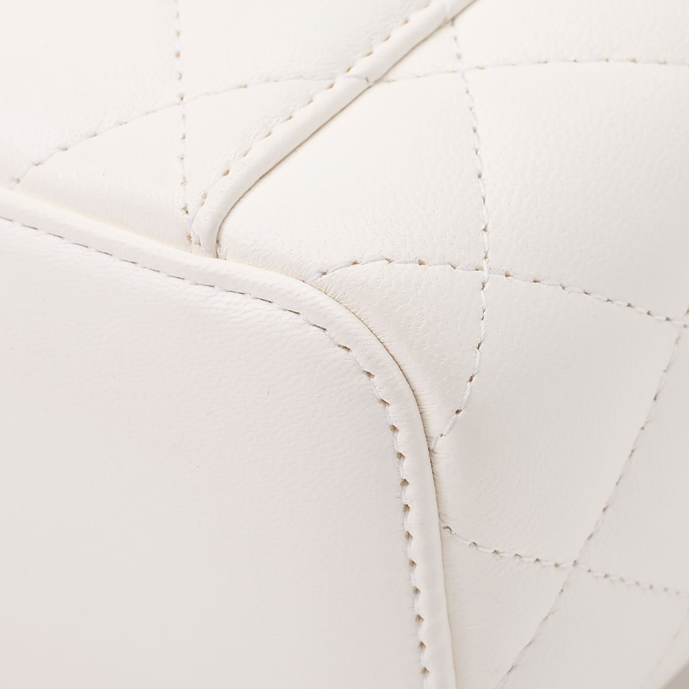 CHANEL Shoulder Bag Matelasse Camellia Chain Shoulder Lambskin White Gold-Tone Hardware Pre-Owned - Vintage La Charme