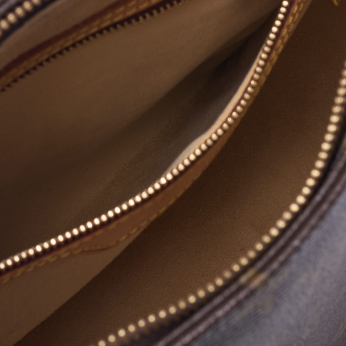 Louis Vuitton Shoulder Bag, Looping MM, Monogram, PVC, Brown, Gold-Tone Hardware, Pre-Owned - Vintage La Charme