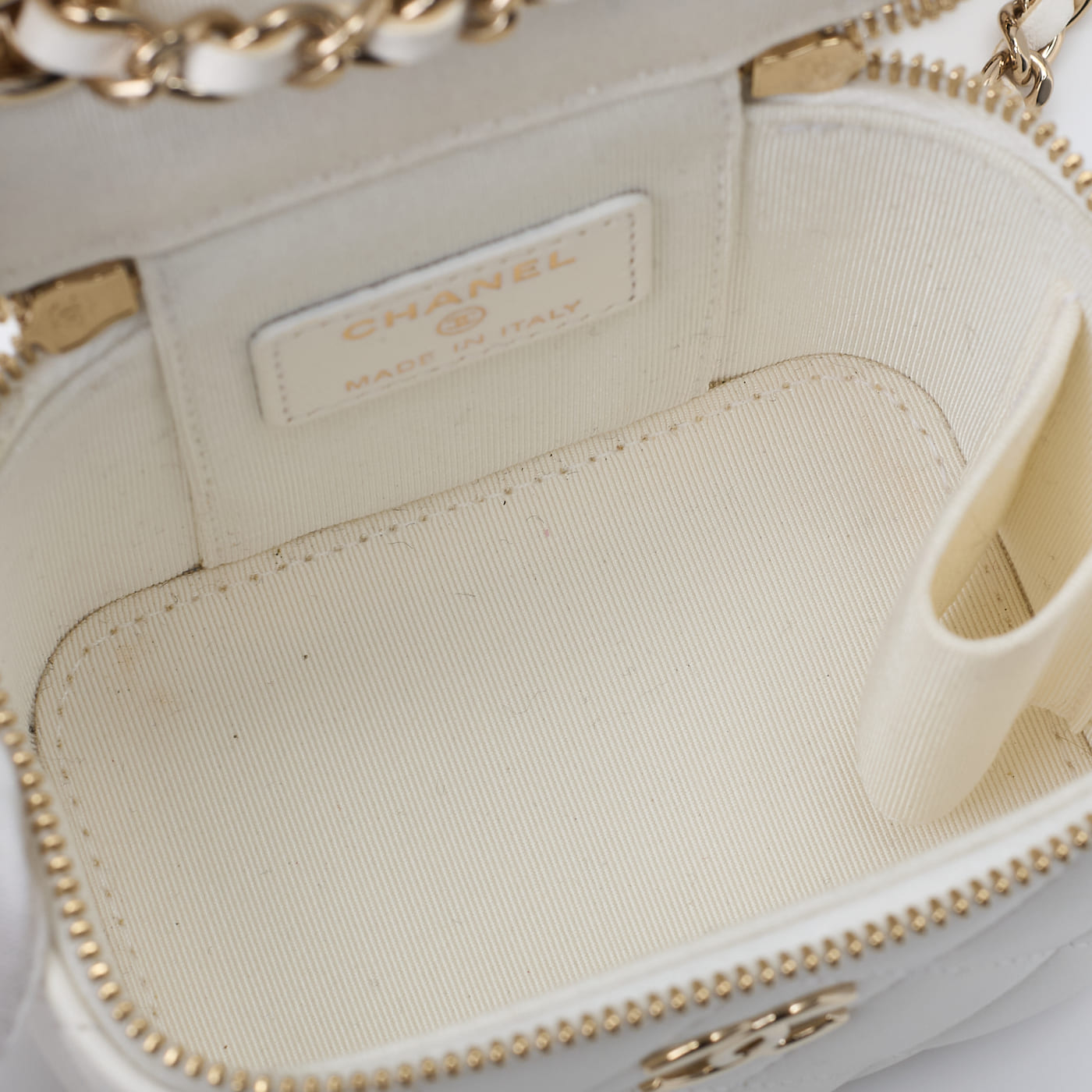 CHANEL Shoulder Bag Matelasse Camellia Chain Shoulder Lambskin White Gold-Tone Hardware Pre-Owned - Vintage La Charme