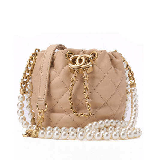 CHANEL Schultertasche, Matelassé, Kordelzug, Lammleder, Beige, goldfarbene Metallteile, gebraucht