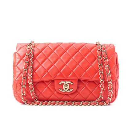 CHANEL Schultertasche Matelassé Drehverschluss Doppelklappe Lammleder Rot Goldfarbene Hardware Gebraucht