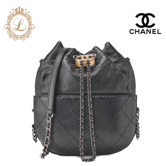 CHANEL Shoulder Bag, Chain Shoulder, Matelasse, Caviar Skin, Black, Gold-Tone Hardware, Pre-Owned - Vintage La Charme