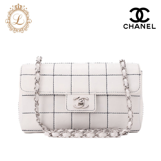 CHANEL Shoulder Bag Choco Bar Turn Lock Lambskin White Silver-Tone Hardware Pre-Owned - Vintage La Charme