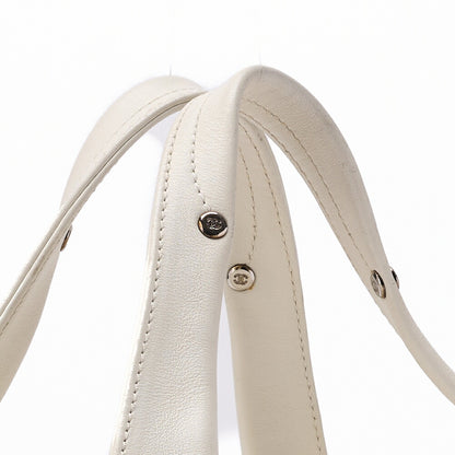 CHANEL Tote Bag Matelasse Calfskin White Silver-Tone Hardware Pre-Owned - Vintage La Charme