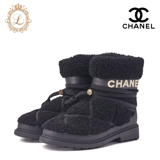 CHANEL Snow Boots, Logo Mouton, Boa, Black, Gold-Tone Hardware, Pre-Owned - Vintage La Charme