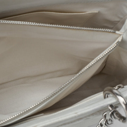 CHANEL Shoulder Bag Matelasse Caviar Skin White Silver-Tone Hardware Pre-Owned - Vintage La Charme