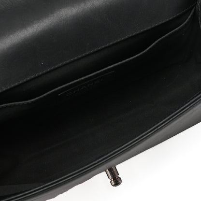 シャネル シェブロン ボーイシャネル Vステッチ チェーンショルダー 黒×白 シルバー金具 中古