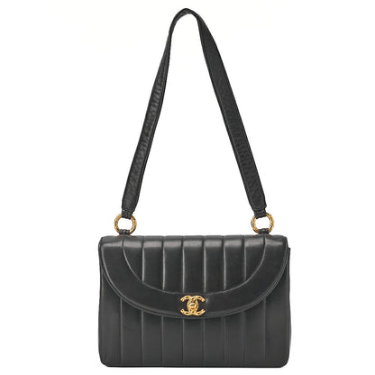 CHANEL マドモアゼル ラウンド フラップ ターンロック ショルダーバッグ ラムスキン ブラック ゴールド金具、中古品