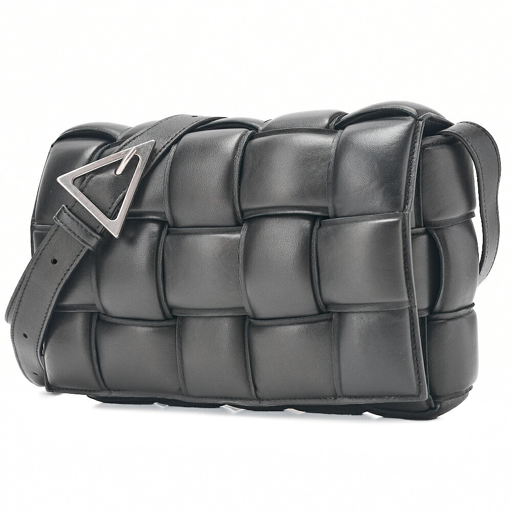 BOTTEGA VENETA イントレチャート ラムスキン パデット カセット ショルダーバッグ ブラック シルバー金具 中古