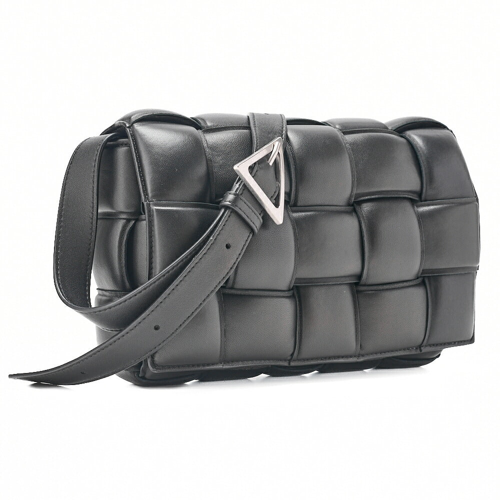 BOTTEGA VENETA イントレチャート ラムスキン パデット カセット ショルダーバッグ ブラック シルバー金具 中古