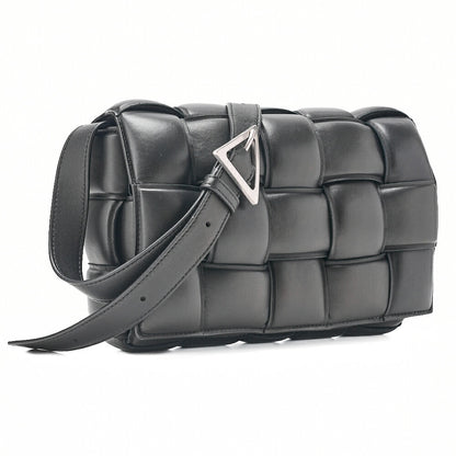 BOTTEGA VENETA イントレチャート ラムスキン パデット カセット ショルダーバッグ ブラック シルバー金具 中古