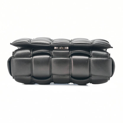 BOTTEGA VENETA イントレチャート ラムスキン パデット カセット ショルダーバッグ ブラック シルバー金具 中古