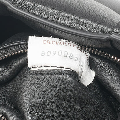 BOTTEGA VENETA イントレチャート ラムスキン パデット カセット ショルダーバッグ ブラック シルバー金具 中古